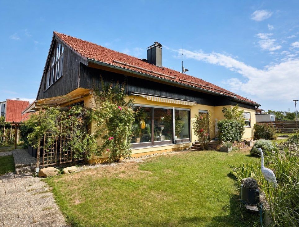 Hausansicht mit Garten