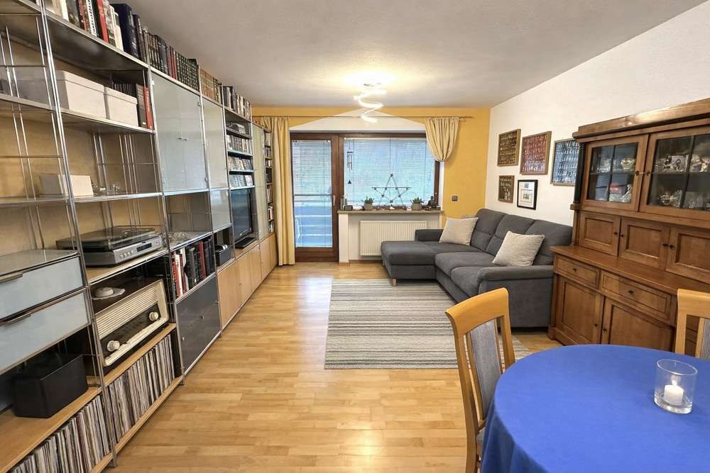 Wohnzimmer mit Zugang zum Balkon