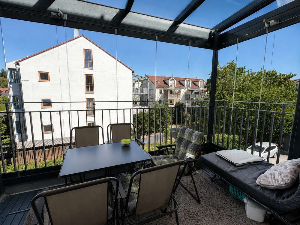 Verglaster Balkon mit Blick ins Grüne