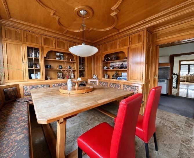 Esszimmer mit Holzvertäfelung