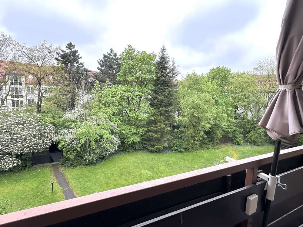 Ausblick vom Balkon ins Grüne