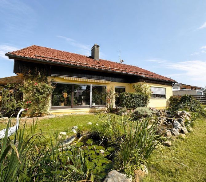 Garten mit Teich und altem Baumbestand