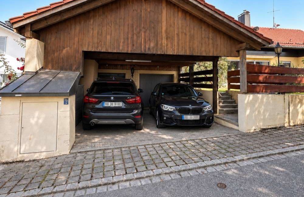 Carport und Doppelgarage