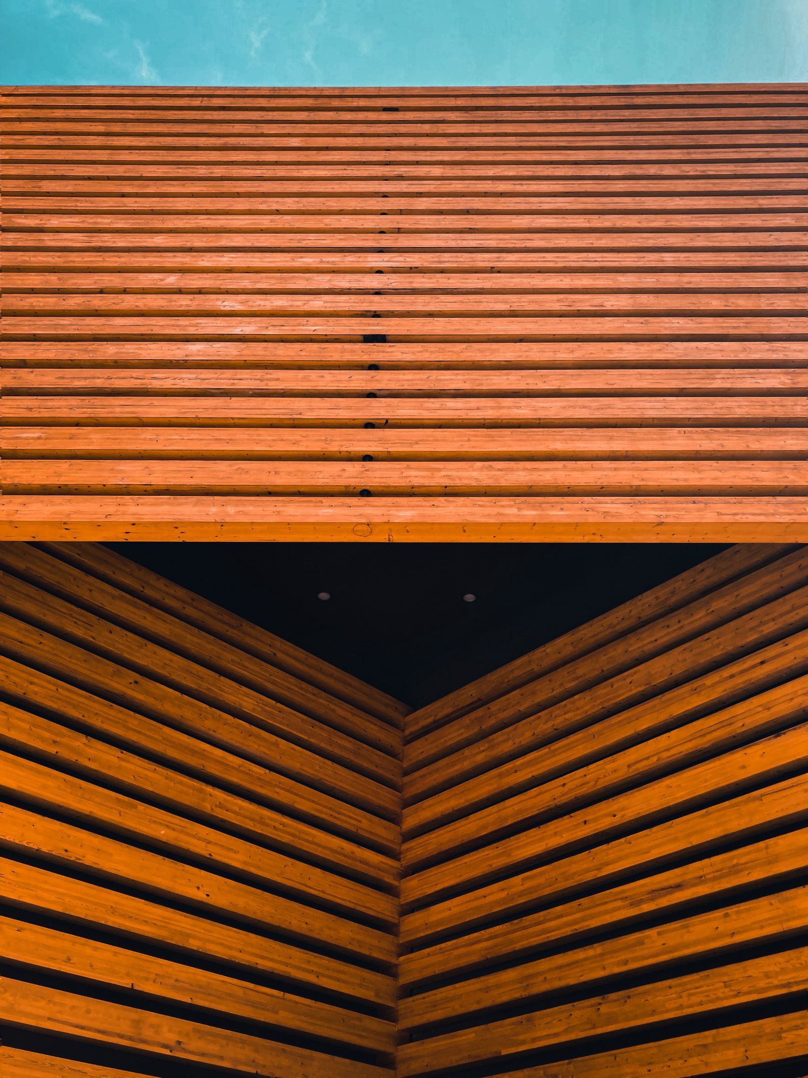 Architekturdetail einer modernen Holzfassade in warmem Licht