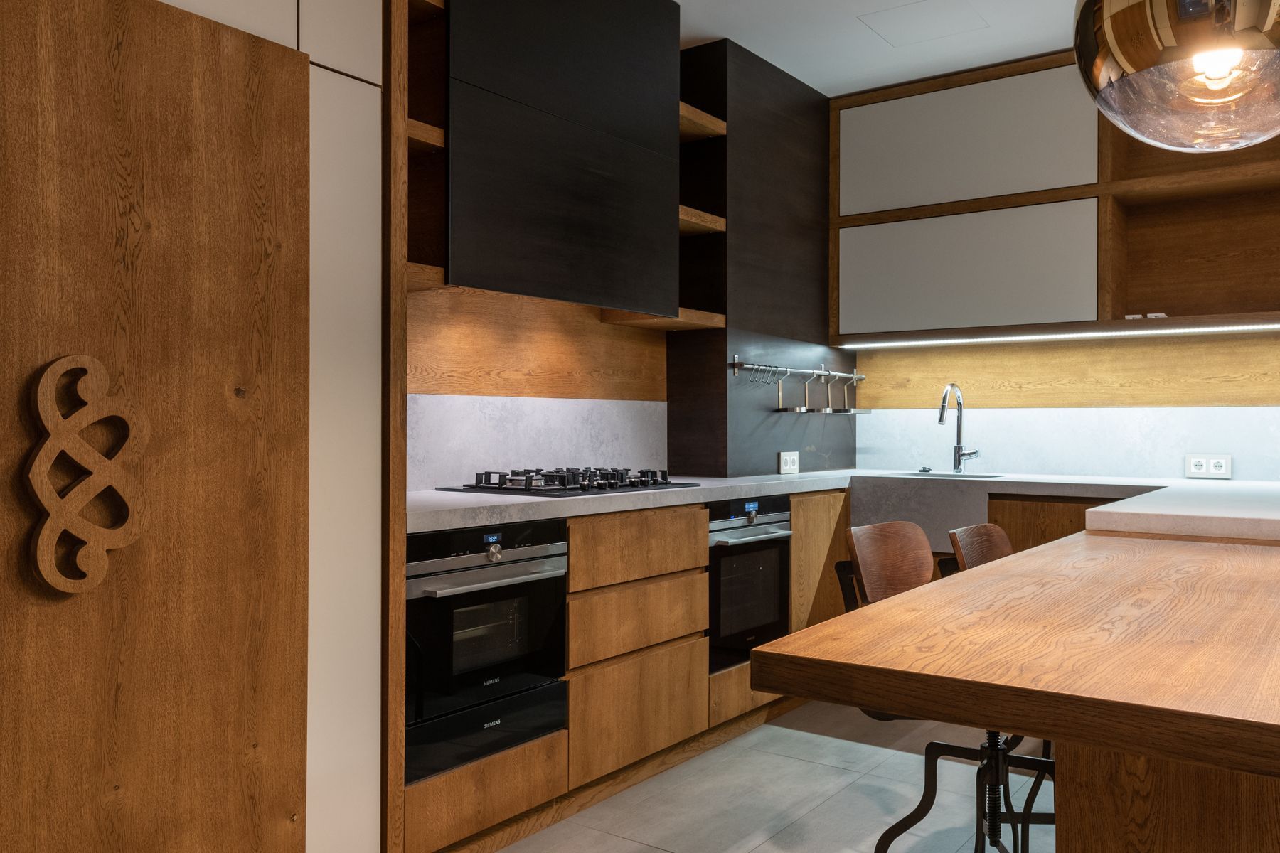 Moderne Küche mit warmen Holzfronten